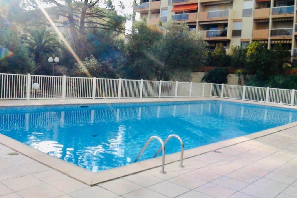 Studio Centre De Hyeres Pour 4 Personnes Piscine Et Tennis Exterior photo
